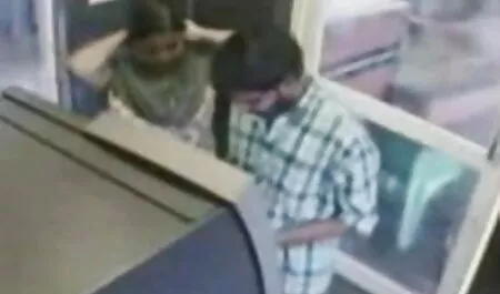 মেয়ে মাকে জোর করে চুদলাম সমকামী